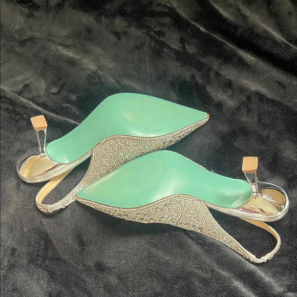 Elegant Silver Slingback Heels - Picture 5 of 6